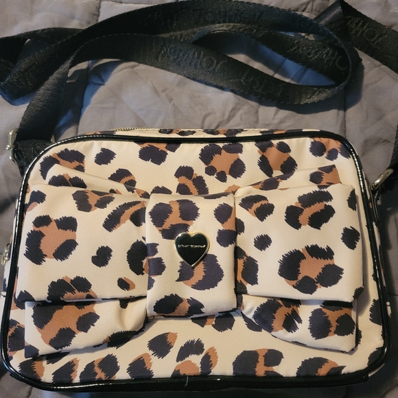 Betsey Johnson Cheetah Print Crossbody Bag - Picture 1 of 4
